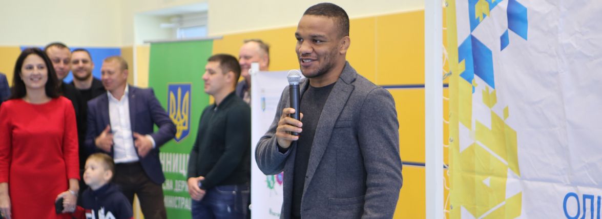 «Про продаж олімпійської медалі ще думаю», — чемпіон Жан Беленюк приїхав у Вінницю