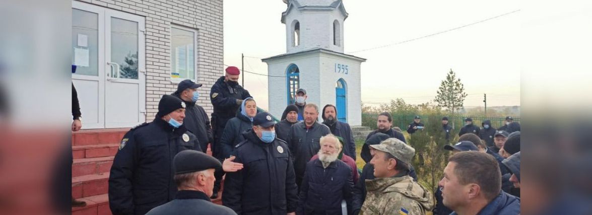 Не поділили церкву у селі Новоживотів. Поліція заспокоювала прихожан