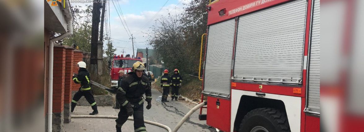 Пожежа на вулиці Пулюя. Палаючий будинок гасили 20 рятувальників