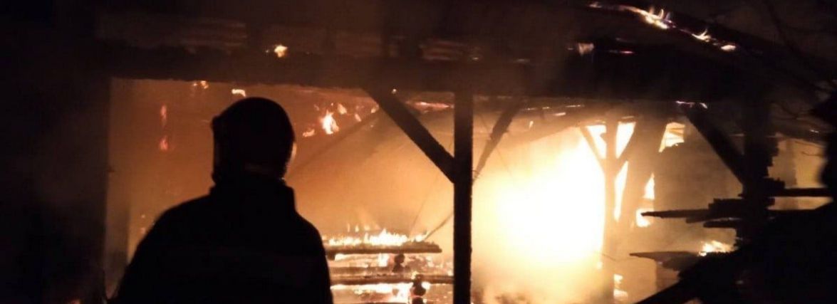 Понад 20 вогнеборців дві години гасили палаючу лазню на Патона
