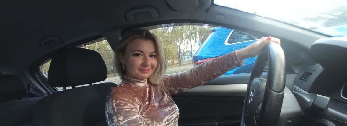 «Жінка за кермом — це не мавпа з гранатою». Відверта розмова з вінницькою таксисткою