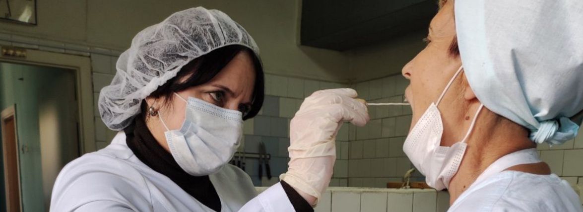 Небезпечне харчування. У 14 працівників дитячих їдалень виявили золотистий стафілокок