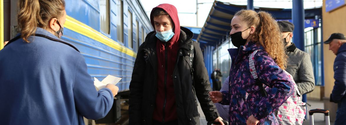Виїхати з Вінниці на поїзді або автобусі без ковід-сертифіката — тепер зась. Репортаж з вокзалів