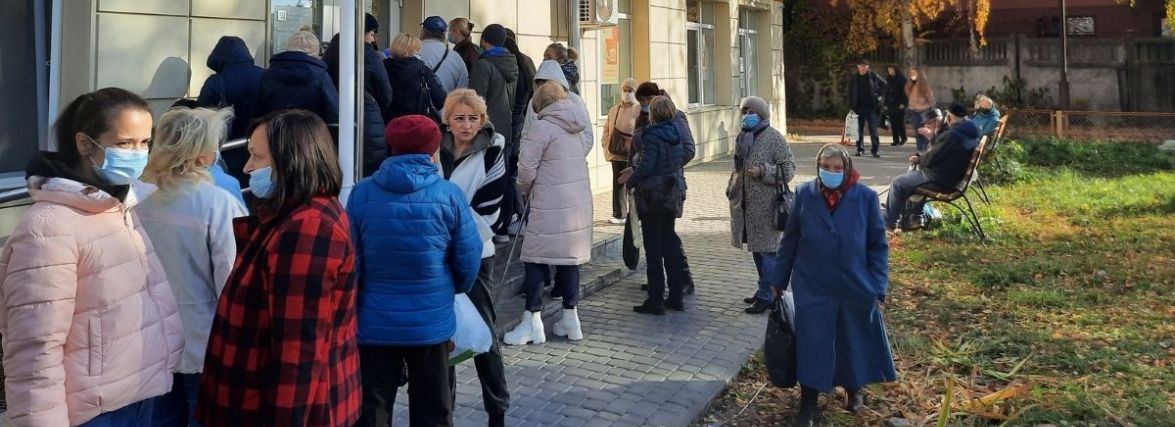 «Знущання з людей і сором для міста». Чому не зникають черги під вінницькою газконторою
