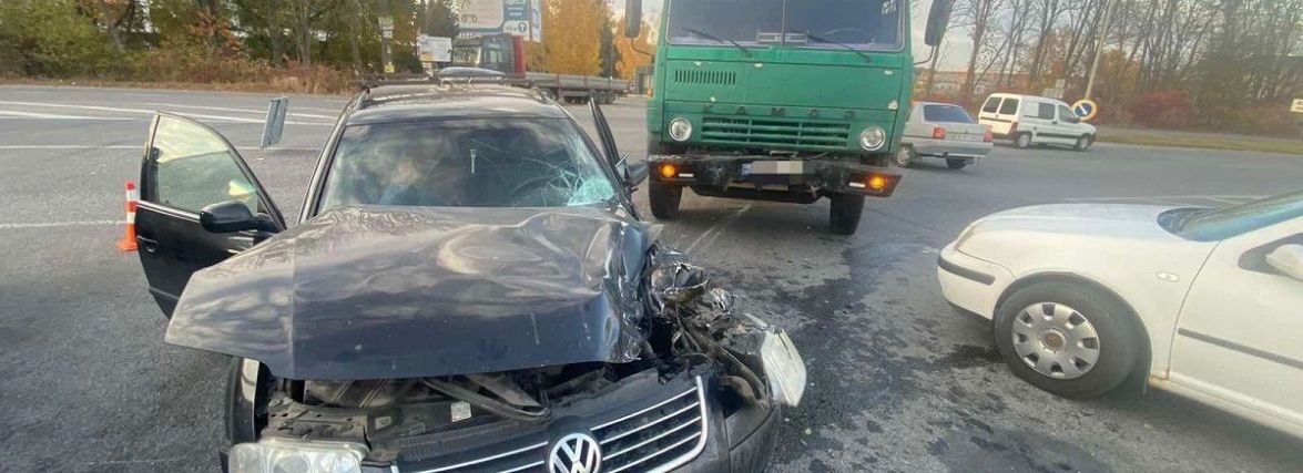 Побиті машини, швидка та поліція. На Барському шосе зіткнувся КАМАЗ та Volkswagen