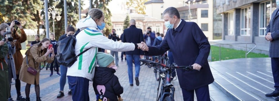 «Вакцинувався, а ще й бонус вручили». Що подарували за укол від ковіду і скільки коштують призи