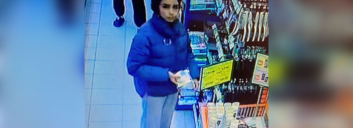 Підозрюють у крадіжці з магазину. Поліція розшукує чорняву дівчину