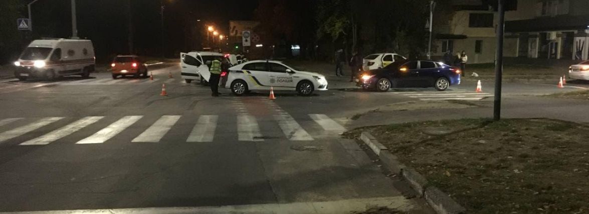 Розтрощені машини та уламки на тротуарі. Деталі нічної ДТП на Інтернаціоналістів