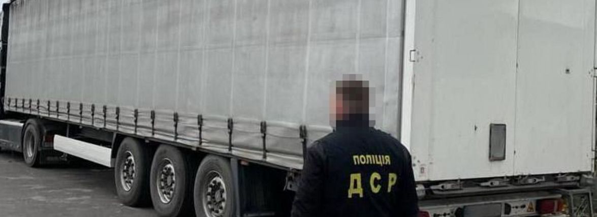 Десять тисяч літрів спирту. На Вінниччині затримали вантажівку з «сюрпризом»