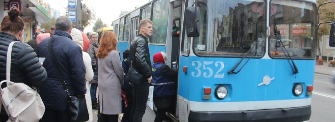 «На маршрути випустили все, що є». Як прибрати черги з вінницьких зупинок
