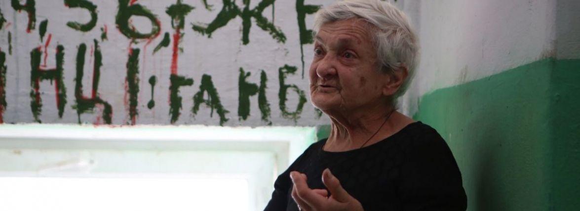 Замість дверей — сміття, а під’їзд завалений мотлохом. Так живе пенсіонерка в центрі Вінниці