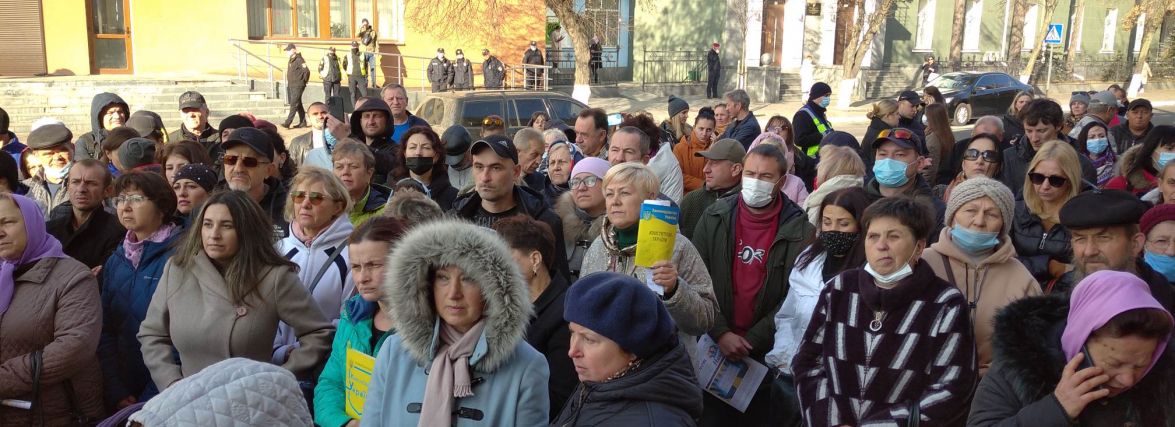 Без дистанції та масок. У Вінниці проходить акція протесту «антивакцинаторів»