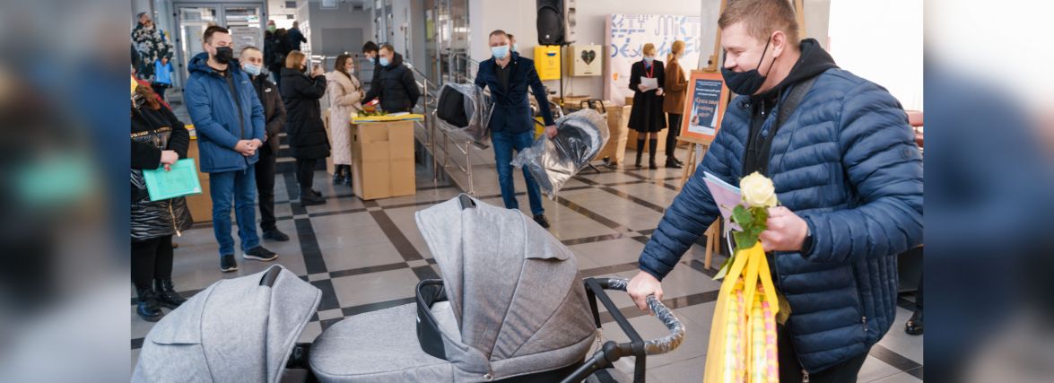 Малюкам, які народились на Новий рік та Різдво, подарували коляски
