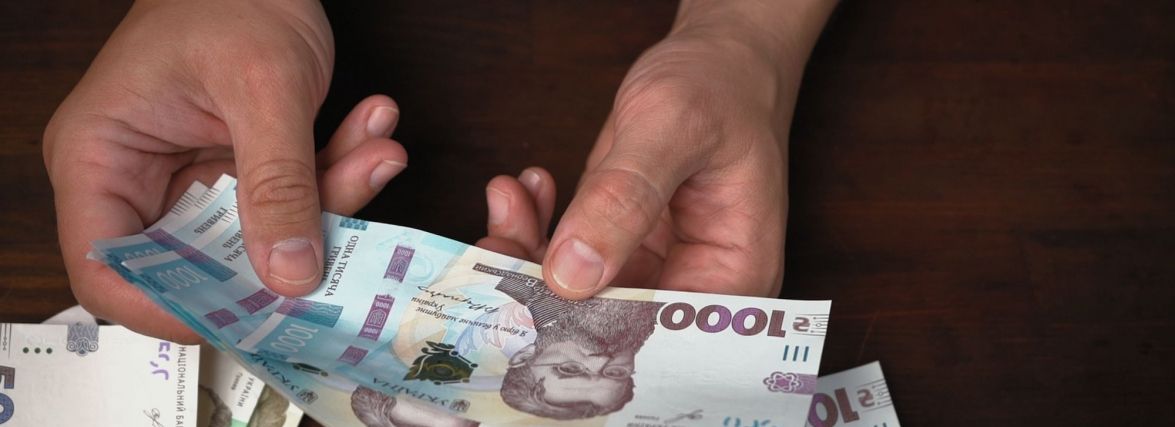 «Вовина тисяча» за вакцинацію. У мережі почали розводити людей