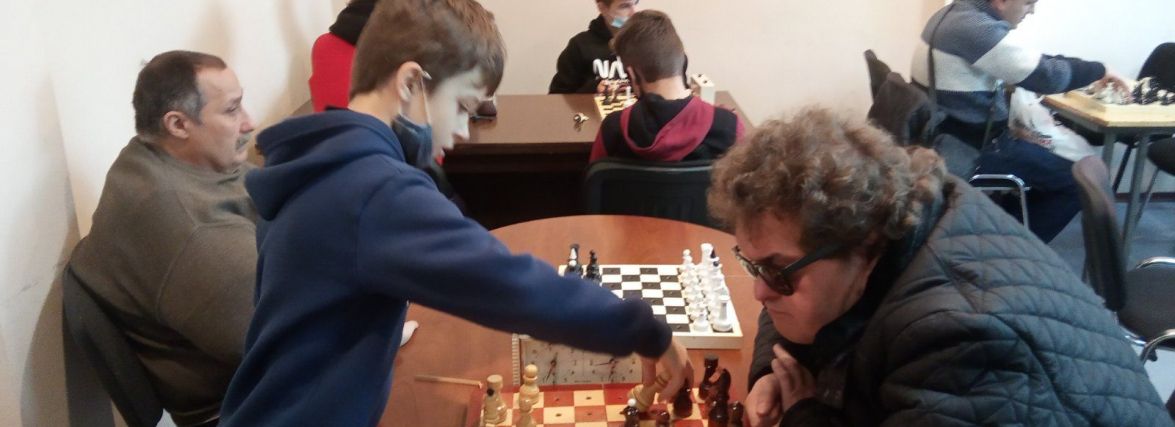 Незрячі шахісти Вінниці позмагалися із дитячою командою. Матч до Міжнародного дня сліпих
