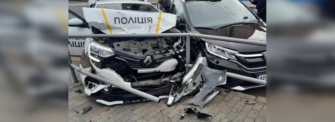 Аварія на Космонавтів: поліцейська Renault розтрощена вщент. Що відомо? (ОНОВЛЕНО)