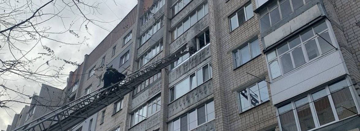 На Хмельницькому шосе 13 рятувальників гасила палаючу квартиру
