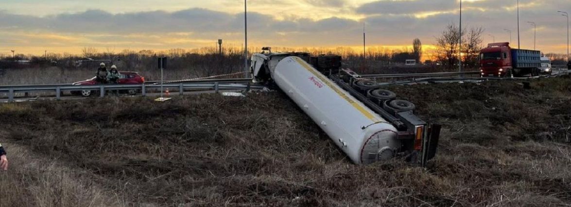 На околиці Вінниці перекинулася фура з аміаком