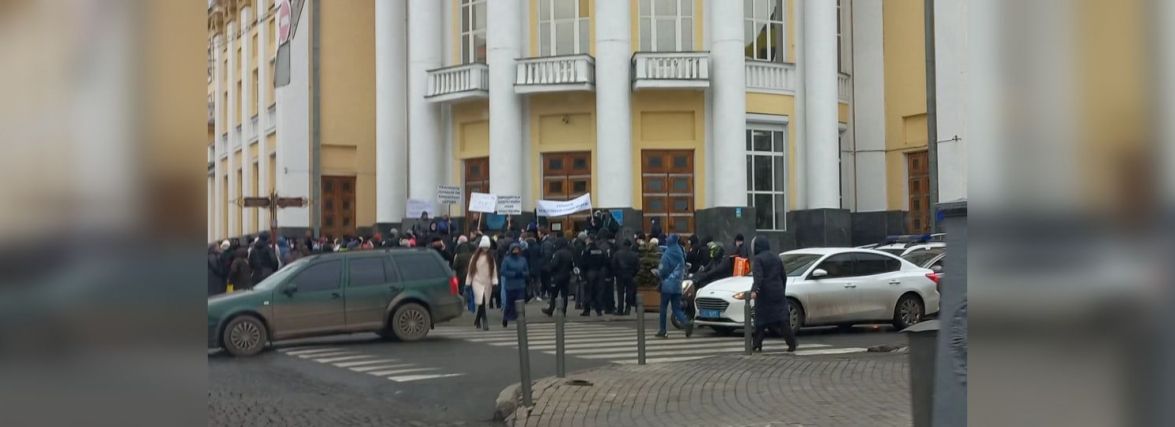 «Припиніть гоніння на канонічну церкву». Віряни вийшли на мітинг під стіни ОДА