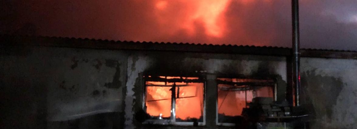 Масштабна пожежа на Успенського. Майже 50 рятувальників приборкували займання