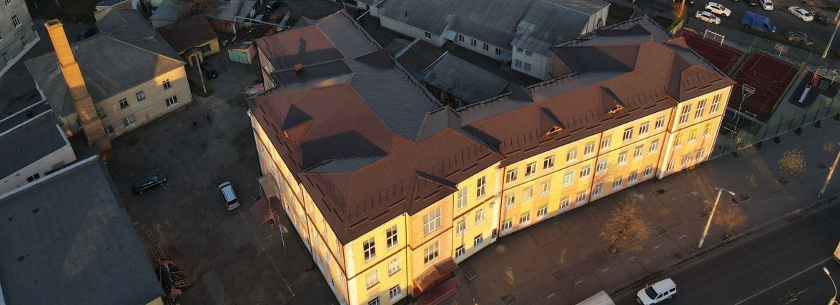 На Брацлавській оновлюють дах найстарішої школи міста