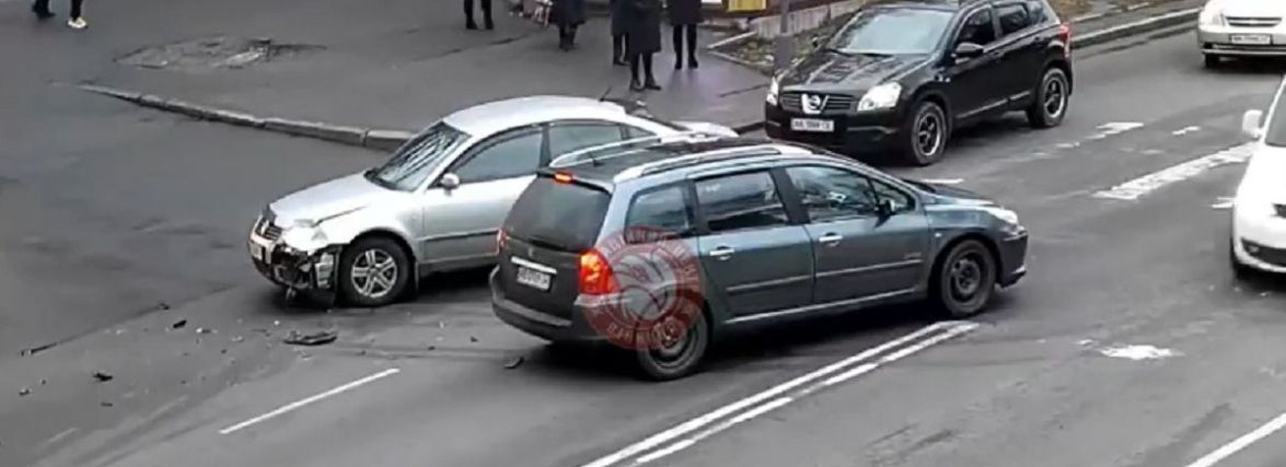 На Хмельницькому шосе не розминулися дві машини. Відео моменту ДТП
