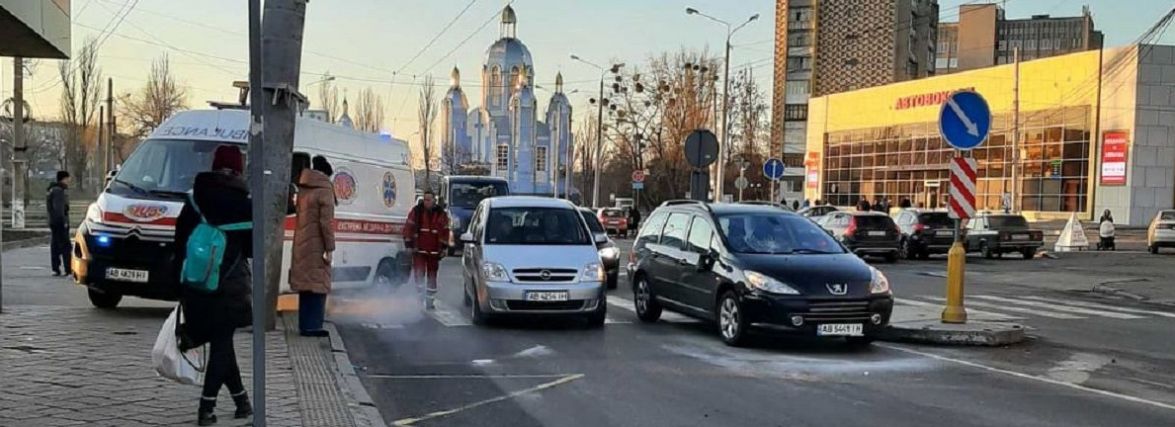 Машина швидкої біля «зебри». Поблизу Центрального автовокзалу збили пішохода