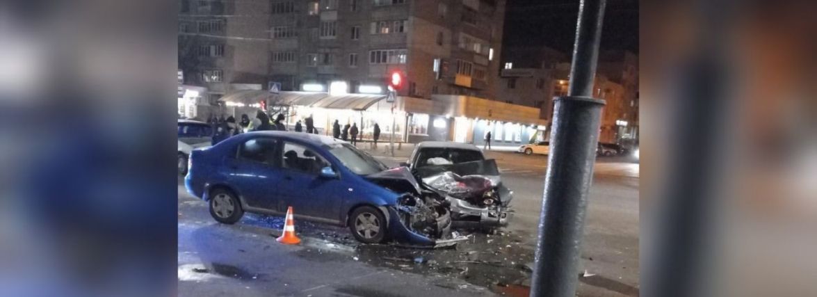 Уламки на дорозі та дві потрощені машини. На Вишеньці зіткнулися Opel та Chevrolet