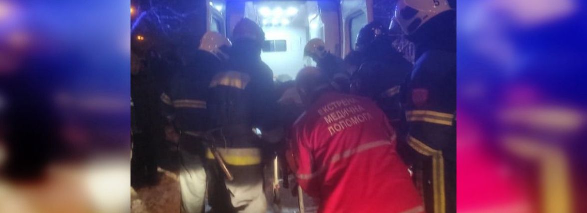 Дві пожежні машини та 13 рятувальників гасили будинок. В кімнаті був чоловік