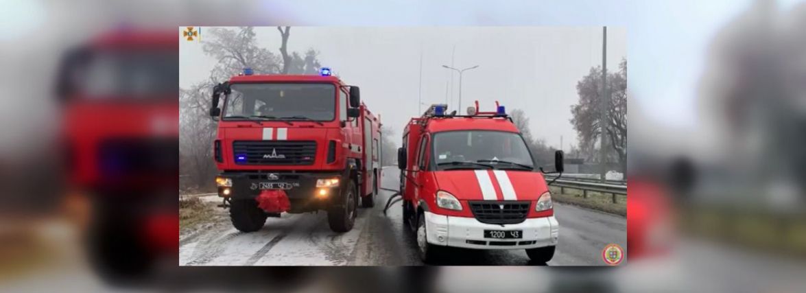 Ранкова пожежа в Якушинцях. 19 рятувальників гасили недіючу будівлю (ВІДЕО)