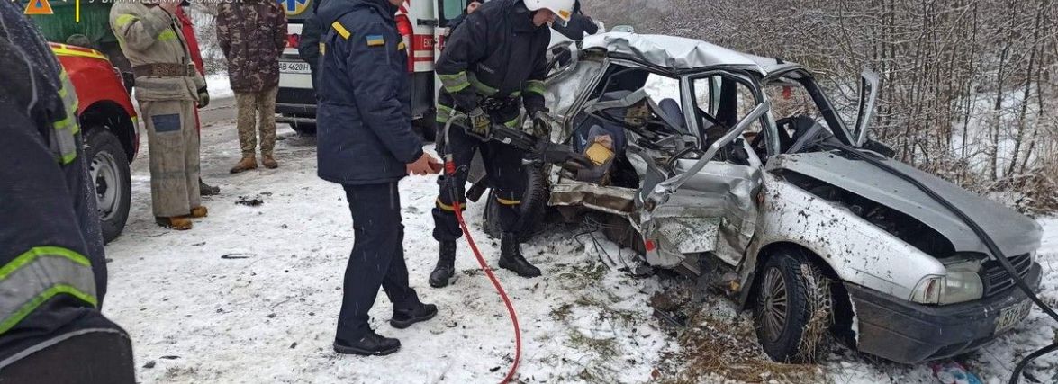 Лобове зіткнення в Тиврові: водій на Dacia врізався у вантажівку. Троє загиблих