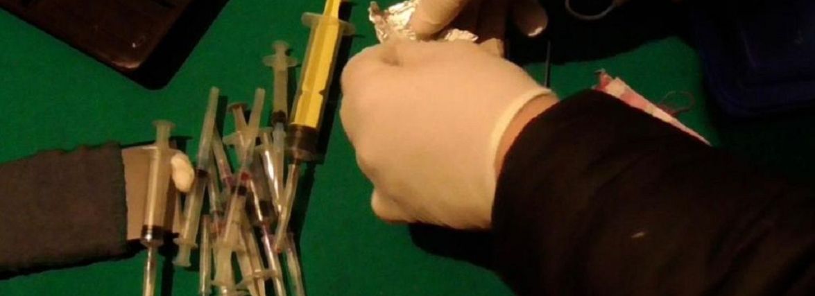 Вибили двері та поклали лицем в підлогу. У Гайсині КОРД затримав наркоторговця