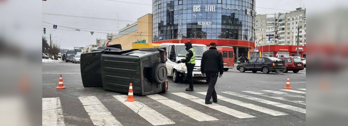 На перехресті Келецька-Юності перекинувся Suzuki. Фото та відео з місця події