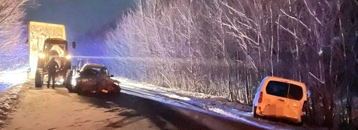 Автотроща на Жмеринщині. Зіткнулися три легковики та трактор з причепом