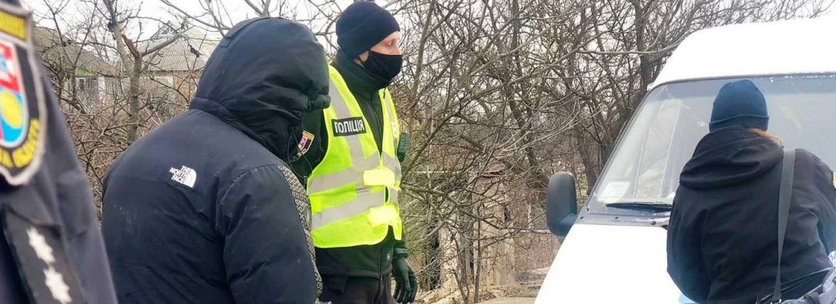 Пів тони фальсифікату на понад 300 тисяч гривень. Затримали бус з підробним алкоголем