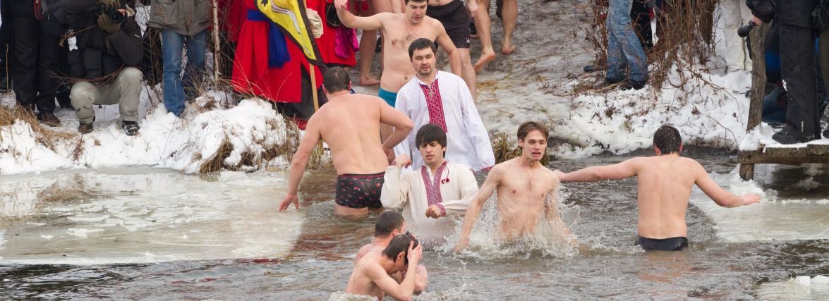 «Змивання» гріхів в ополонці. У ПЦУ засудили традицію купання на Водохреща