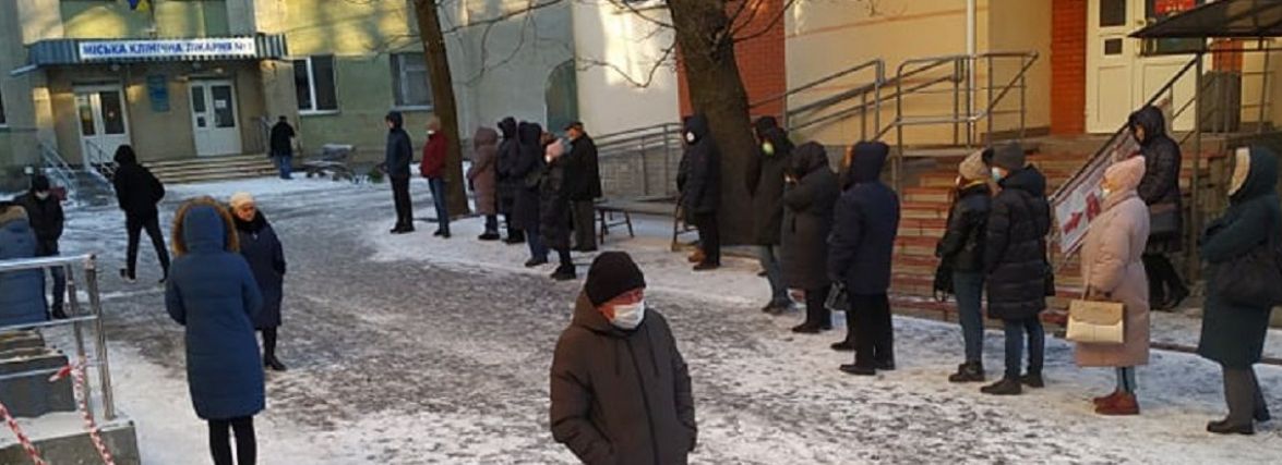 Хворі люди годинами стоять у черзі на ПЛР тести. Чим дальше, тим більше — говорять лікарі