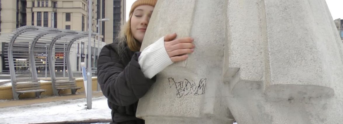 Робіть це частіше. Вінничани показали, як правильно обійматися (ВІДЕО)