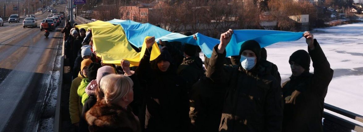 Гвардійці несли синю частину прапора, а учні — жовту, потім їх об’єднали. Акція до Дня Соборності у Вінниці