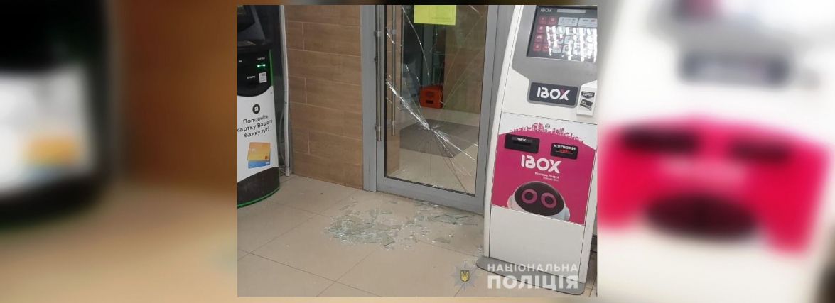 П'яне Водохреще. Хуліган розбив двері в супермаркеті та побив поліцейського
