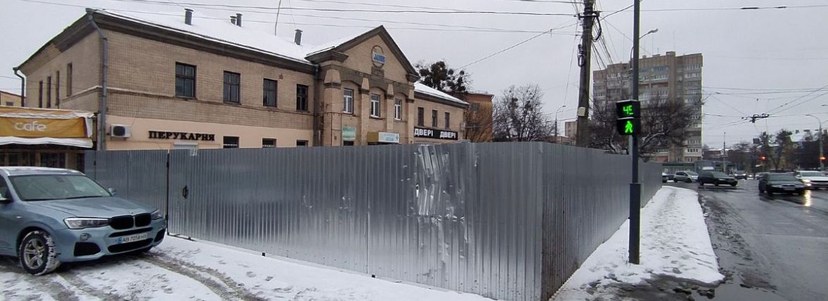 Для чого поставили паркан перед міською лазнею на Магістратській