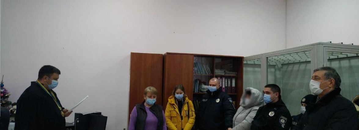 Вбила батька на очах його сина. Під варту взяли жінку, яка сокирою зарубала чоловіка