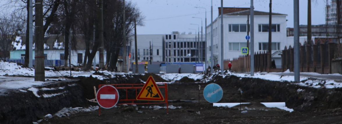 Нові ліхтарі та котлован під трамвайні колії: як за три місяці реконструкції змінилася Батозька