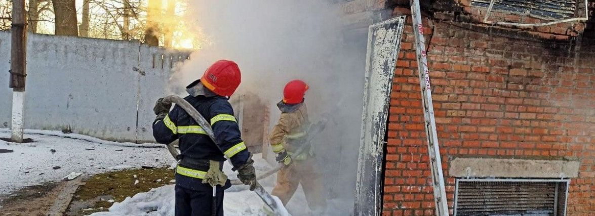 До неба здіймався стовп чорного диму. В Якушинцях горіла електропідстанція