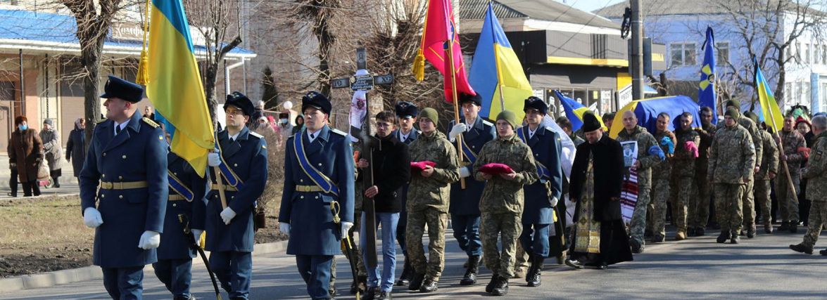 «У Дениса була мрія — після війни збудувати будинок». У Тульчині провели в останню путь бійця-морпіха