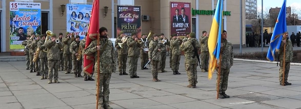 З автоматами через плече. Оркестр Повітряних Сил грав гімн України на площі Перемоги