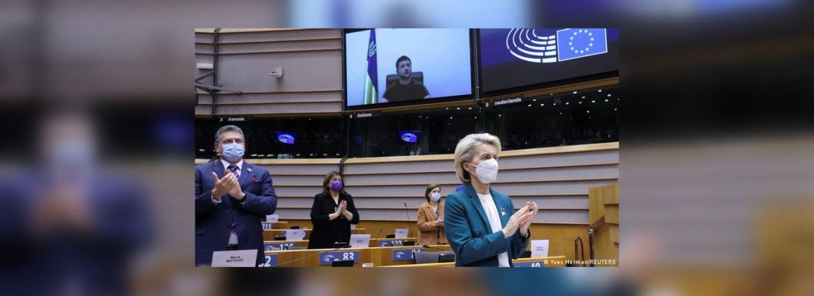 Європарламент встав та вітає Зеленського аплодисментами. Пряма трансляція
