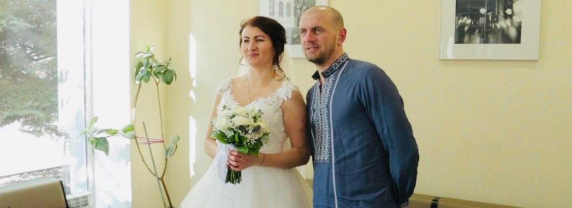 Весілля під сирени. У Вінниці пішли під вінець військовий медик і волонтерка
