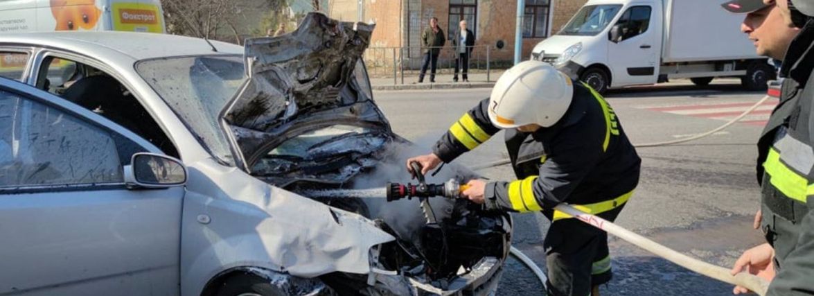 Після зіткнення з ваговозом загорівся Chevrolet Aveo. Двох людей забрали до лікарні