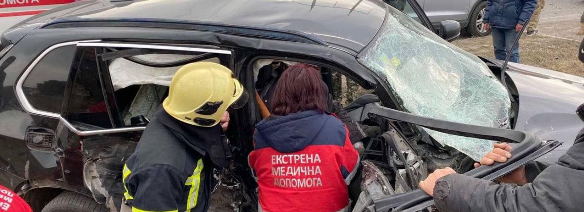 Біля Вінниці зіткнулись водії на BMW та тракторі. Потерпілого вирізали рятувальники